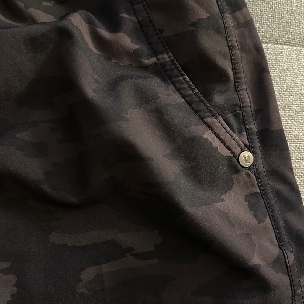 Vuori Kore Lined Camo Shorts 8” Size XS - Picture 3 of 7